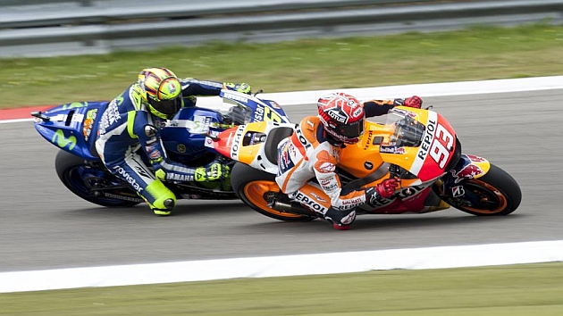 Marquez, por delante de Rossi, en las ltimas vueltas de la carrera de Assen / Reuters