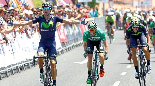 Alejandro Valverde celebra en meta su triunfo. FOTO: Luis ngel Gmez / Ciclismo a fondo