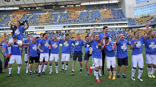 Los jugadores del Oviedo celebran el ascenso en el Ramn de Carranza