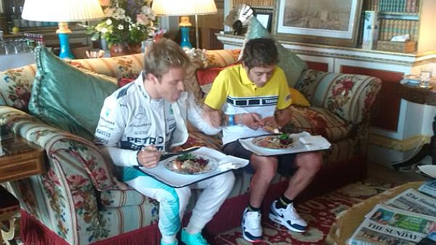 Rossi y Rosberg quedan para comer... en el sof de Goodwood
