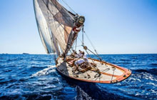 El barco de J.F.K. navega hacia Mallorca