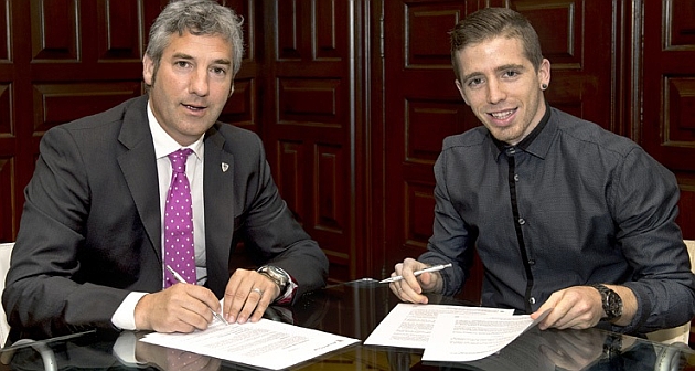 Iker Muniain y Josu Urrutia, presidente del Athletic, firman el nuevo contrato
