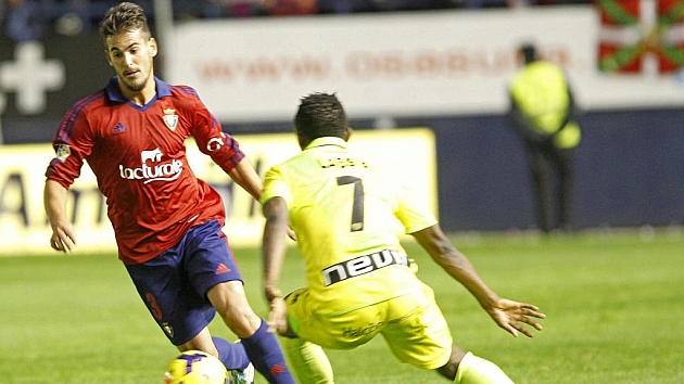 Joan Oriol intenta un quiebro con el baln en su etapa como jugador de Osasuna.