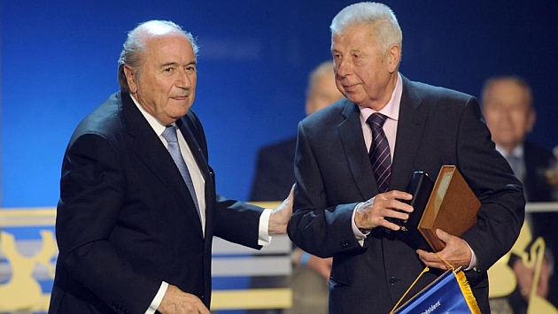 Josef Masopust con Blatter en un homenaje en 2011