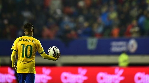 Neymar sostiene el baln durante la Copa Amrica de Chile