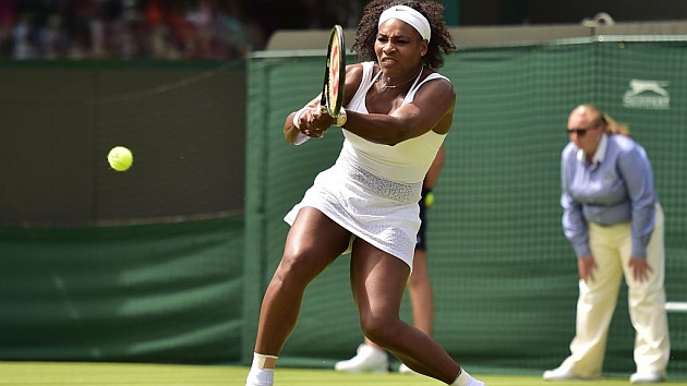 Serena Williams devuelve la pelota en el partido de hoy