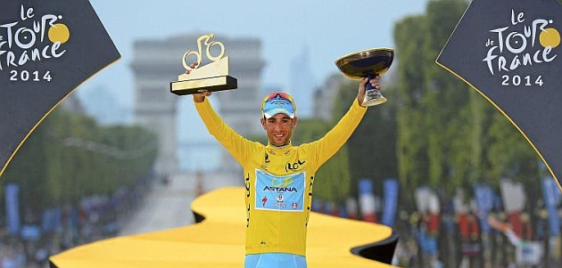 Vicenzo Nibali en el podio del Tour 2014. / Afp