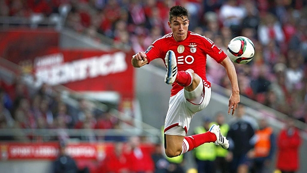 Gaitn intenta controlar la pelota en un choque entre Benfica y Estoril, correspondiente a la ltima Liga portuguesa / FOTO: RECORD