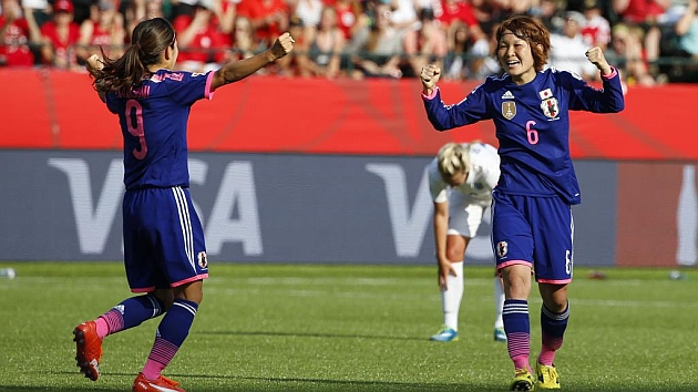 Las jugadoras japonesas celebran el pase a la final ante la desolacin inglesa / FOTO: GETTY IMAGES