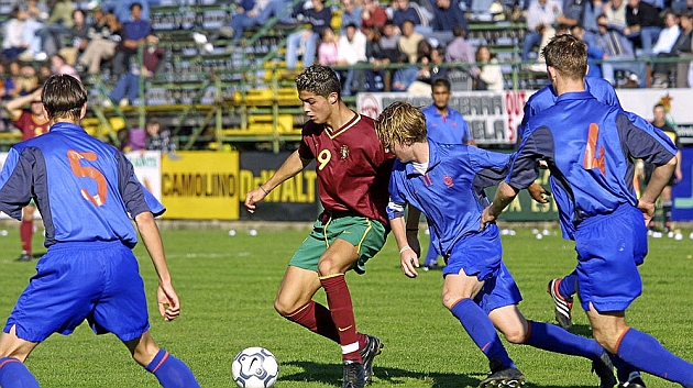 Cristiano Ronaldo, en un partido de las inferiores de Portugal contra Holanda en 2001