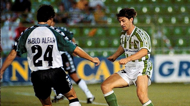 Jarni presiona a Pablo Alfaro en un Mrida-Betis de la 97-98.
