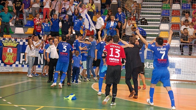 Jugadores del Brihuega, celebrando el ascenso a Primera con su aficin.