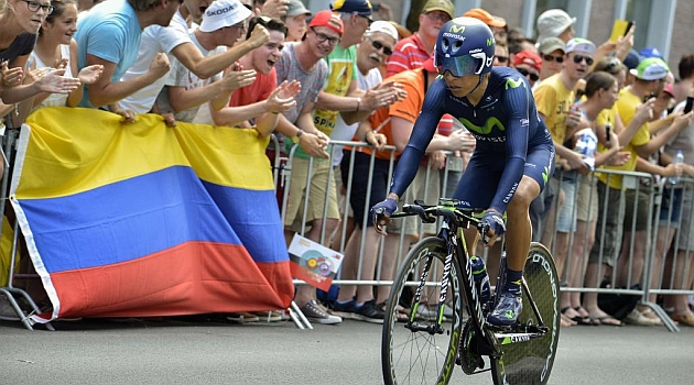 Nairo Quintana arropado por los suyos en la contrarreloj. AFP