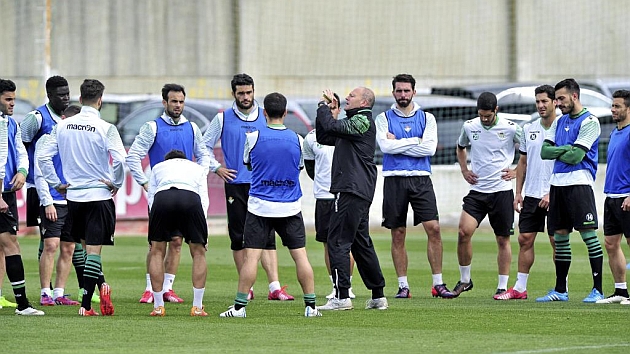 Pepe Mel, con sus jugadores en un entrenamiento | Foto: Kiko Hurtado