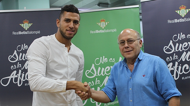 Tarek, con el presidente btico, Juan Carlos Ollero | Foto: Real Betis