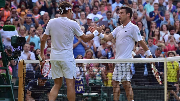 Federer y Bautista se saludan a la finalizacin del partido