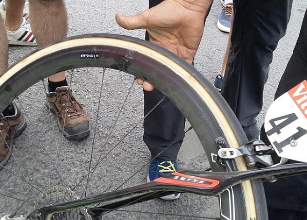 As acab la rueda de la bici de Contador tras la etapa del pavs. FOTO: @sergi_lopezegea (El Peridico de Catalunya)
