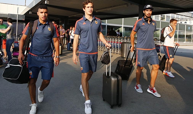 Bakkali, junto a Lucas Orban y Andr Gomes, a su llegada a Salzburgo.