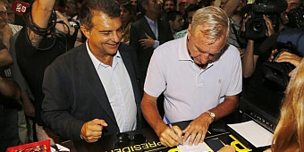 La Junta anula la firma de Johan Cruyff por Laporta