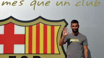 <b>Vdeo:</b> Arda posa por primera vez en los aledaos del Camp Nou / Jordi Casamayor (MARCA)