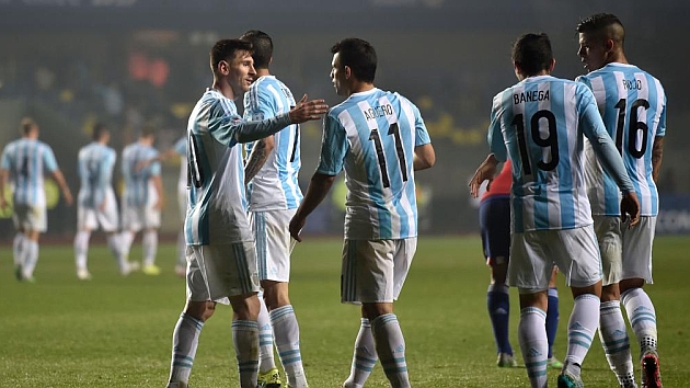 Messi, Agero, Di Mara, Banega y Rojo celebran un gol de Argentina en la Copa Amrica. / AFP