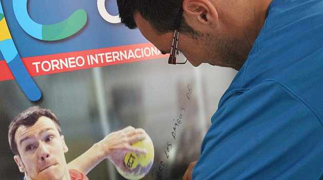 Isaias Guardiola firmando un pster en la Torrellano Cup. SOFIA MARCO