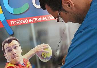 Isaias Guardiola firmando un pster en la Torrellano Cup. SOFIA MARCO