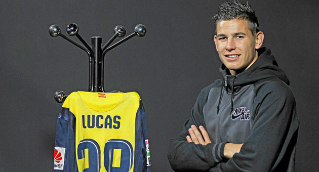 Lucas posa para MARCA con la camiseta de su debut con el Atltico.
