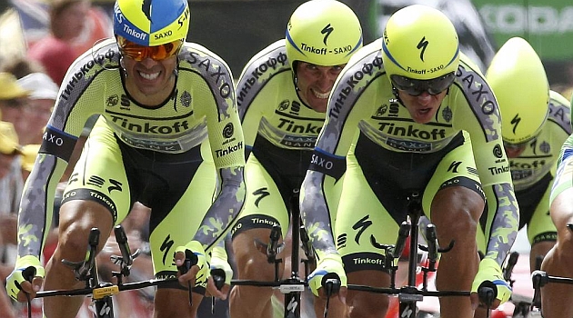 Alberto Contador aprieta los dientes en el tramo final de la crono. REUTERS