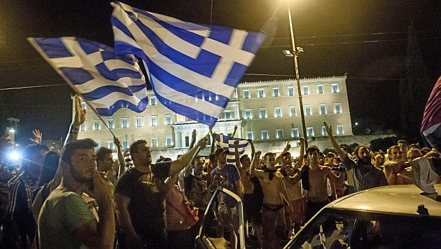 Aficionados de Grecia celebran en Atenas la clasificacin de su seleccin para el Mundial de Brasil 2014.