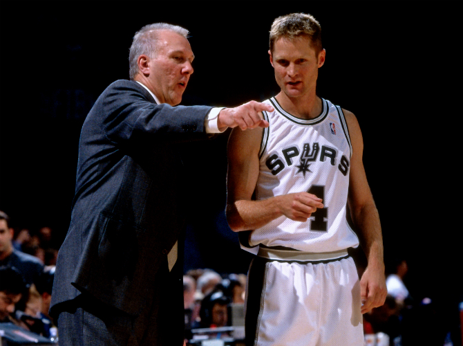 Pop dando rdenes a Kerr en 1999.