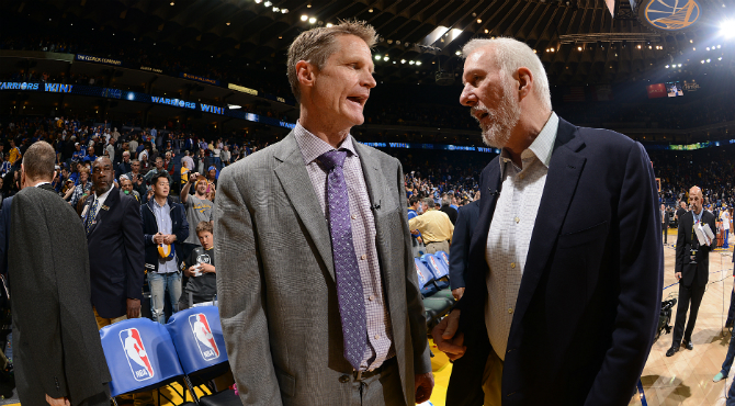 Kerr y Popovich hablando antes de un Warriors-Spurs esta temporada.