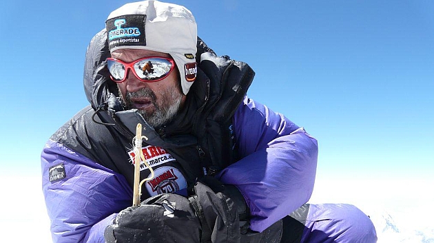 Juanito Oiarzabal en la cumbre del Makalu (8.463 m) en 2008.