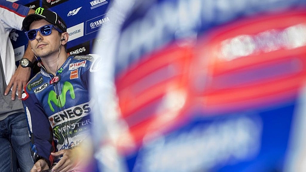 Jorge Lorenzo (28), en el box del equipo Yamaha durante el pasado Gran Premio de Alemania disputado en el circuito de Sachsenring. / MIRCO LAZZARI
