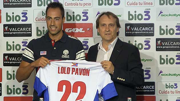 Lolo Pavn, presentado como nuevo jugador de la Ponferradina junto a Carlos Lasheras
