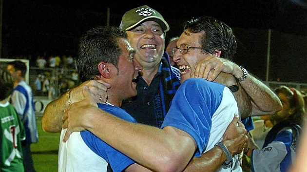 Emery, exultante tras lograr el ascenso del Lorca en 2005. JOSUNE MTZ. DE ALBÉNIZ
