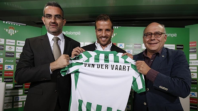 Van der Vaart posa con la camiseta del Betis junto a Maci y Ollero. RAMN NAVARRO