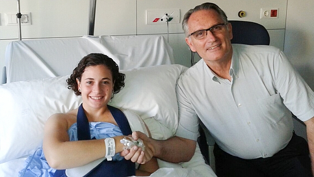 Ana Carrasco, junto al doctor Xavier Mir