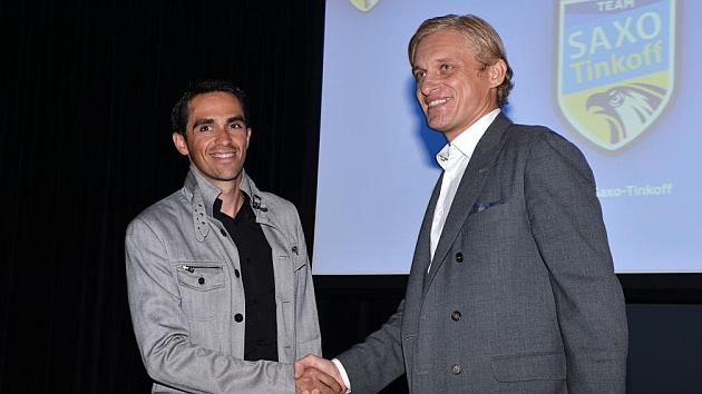 Oleg Tinkov, junto a Alberto Contador en una rueda de prensa en Londres