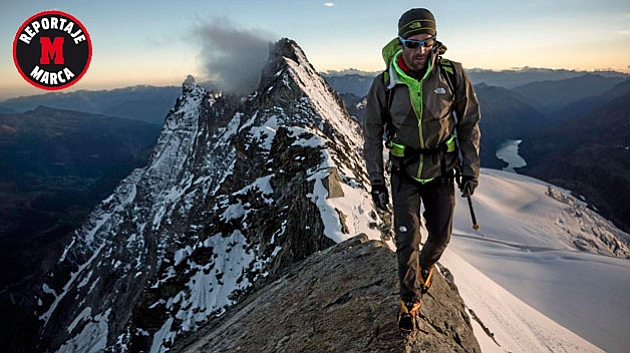 Herv Barmasse (37) en pleno paseo por unas de las cumbres del Cervino, la montaa de 4.478 metros con forma de pirmide de los Alpes.