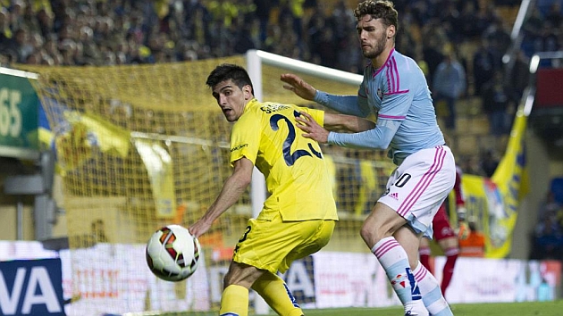 Sergi Gmez intenta ganarle el baln a Gerard Moreno, en un partido ante el Villarreal.