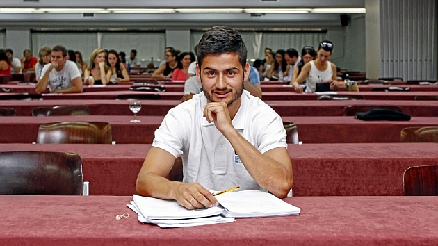 Nacho Cases posa para MARCA antes del examen de Magisterio, carrera que cursa en la UNIR