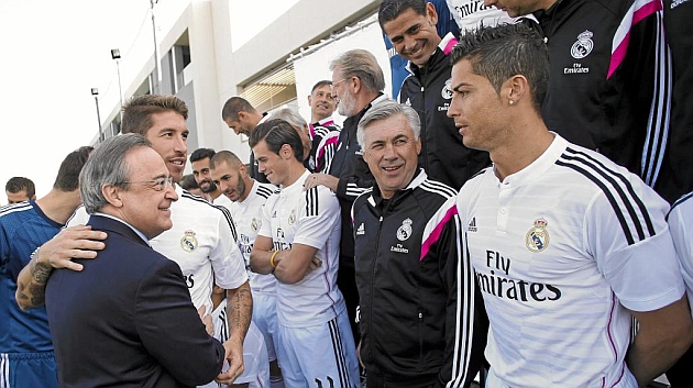 Florentino saluda a Ramos y a Cristiano con la presencia de Ancelotti.