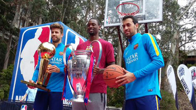 Piqu, Barnes y Busquets posan con el trofeo de la NBA y el de la Champions / Foto: FC Barcelona
