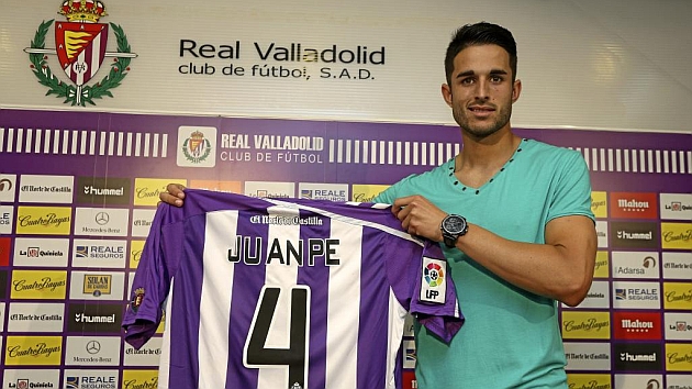 Juanpe sujeta su nueva camiseta, la del Real Valladolid con el dorsal '4'