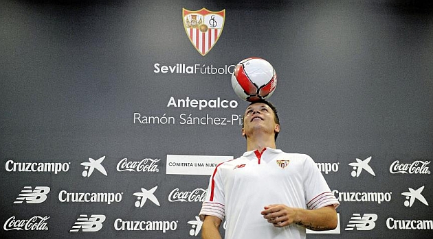 Konoplyanka, durante su presentacin con el Sevilla. AFP