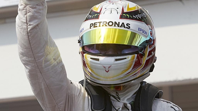 Hamilton celebrando su quinta 'pole' consecutiva