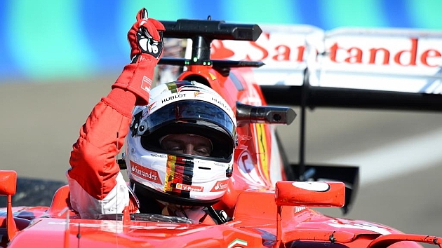 Vettel apunta con su dedo al cielo dedicando su victoria a Jules Bianchi