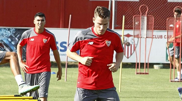 Gameiro, con Reyes al fondo, en un entrenamiento del Sevilla. IGO HIDALGO