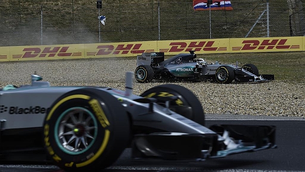 Hamilton, tras salirse de pista en los primeros compases del GP de Hungra /Foto: RV RacingPress